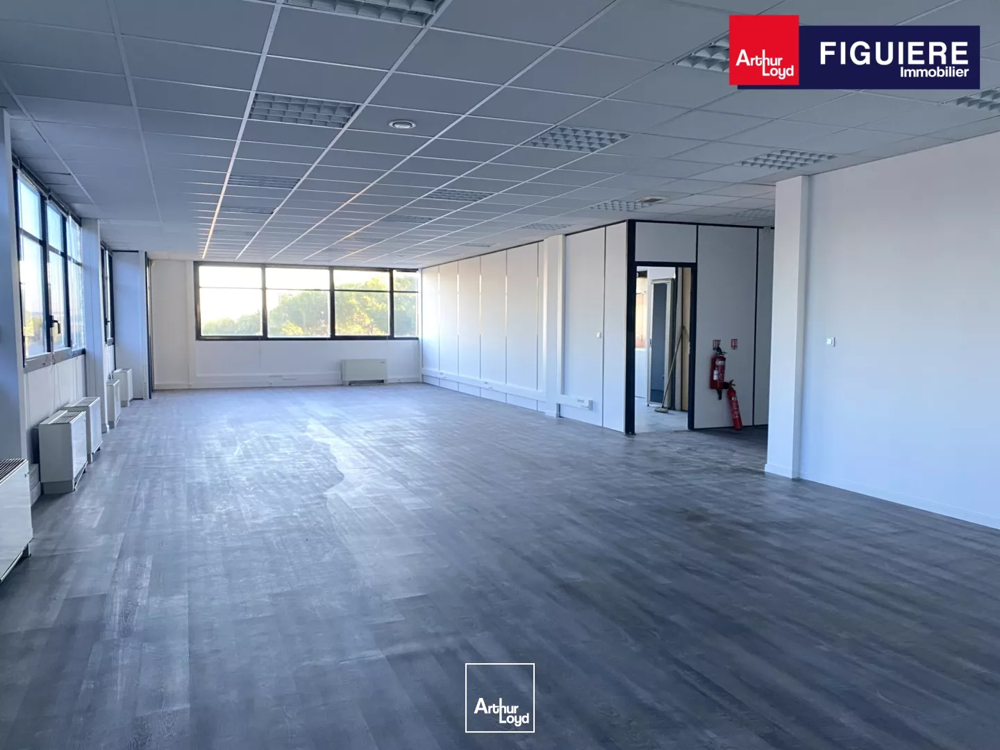 BUREAUX EN ÉTAGE DANS UN ENVIRONNEMENT BOISÉ ET CALME