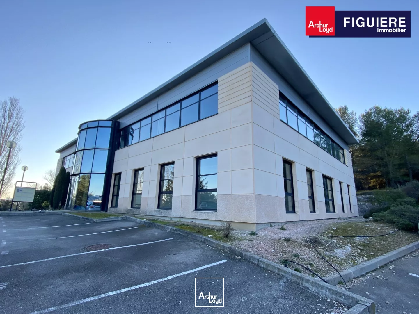 BUREAUX EN ÉTAGE DANS UN ENVIRONNEMENT BOISÉ ET CALME