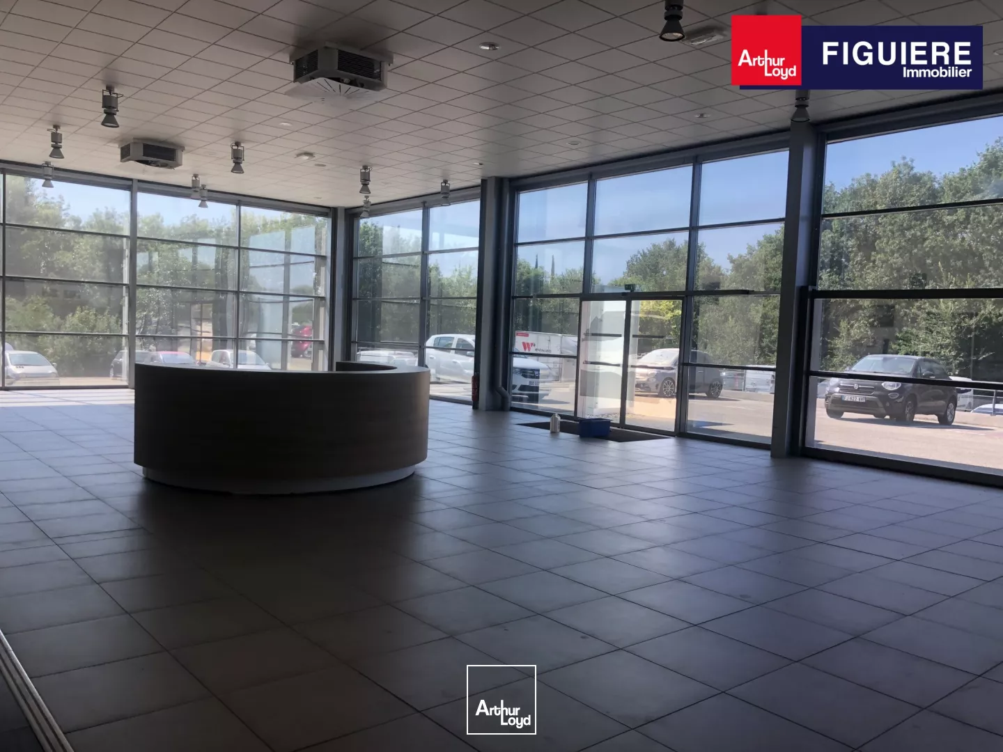 Local commercial avec grand showroom à louer au bord de la D113 Salon de Provence