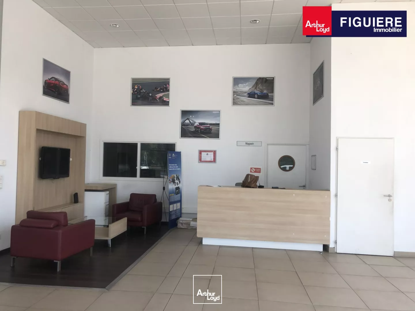 Local commercial avec grand showroom à louer au bord de la D113 Salon de Provence