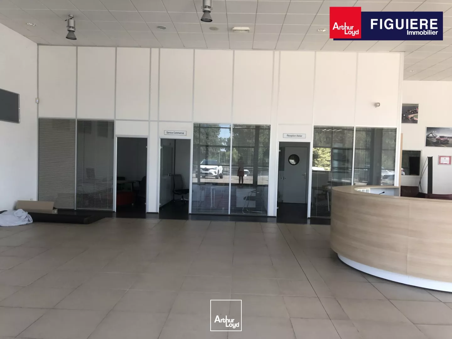 Local commercial avec grand showroom à louer au bord de la D113 Salon de Provence