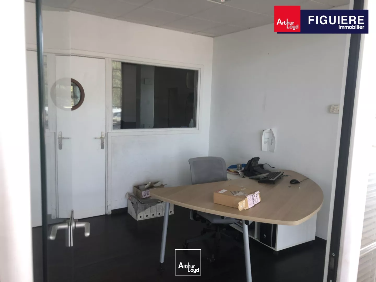 Local commercial avec grand showroom à louer au bord de la D113 Salon de Provence