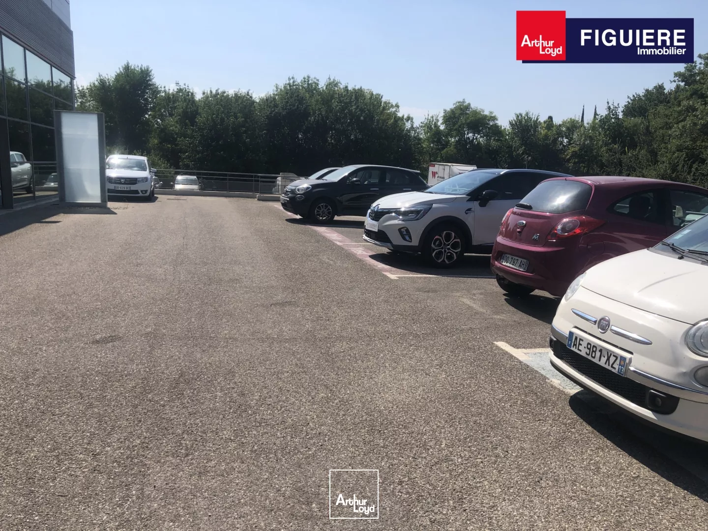 Local commercial avec grand showroom à louer au bord de la D113 Salon de Provence