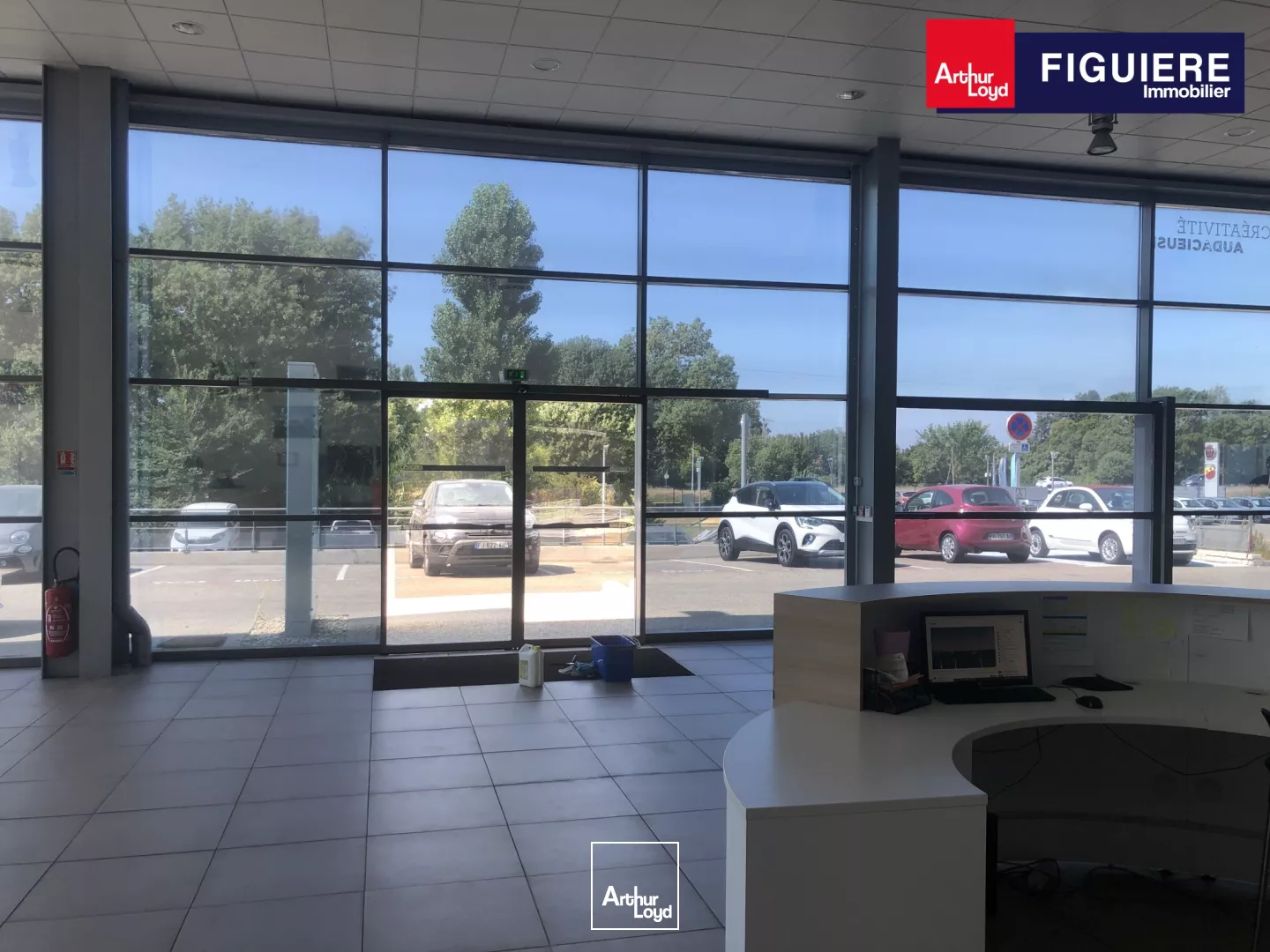 Local commercial avec grand showroom à louer au bord de la D113 Salon de Provence