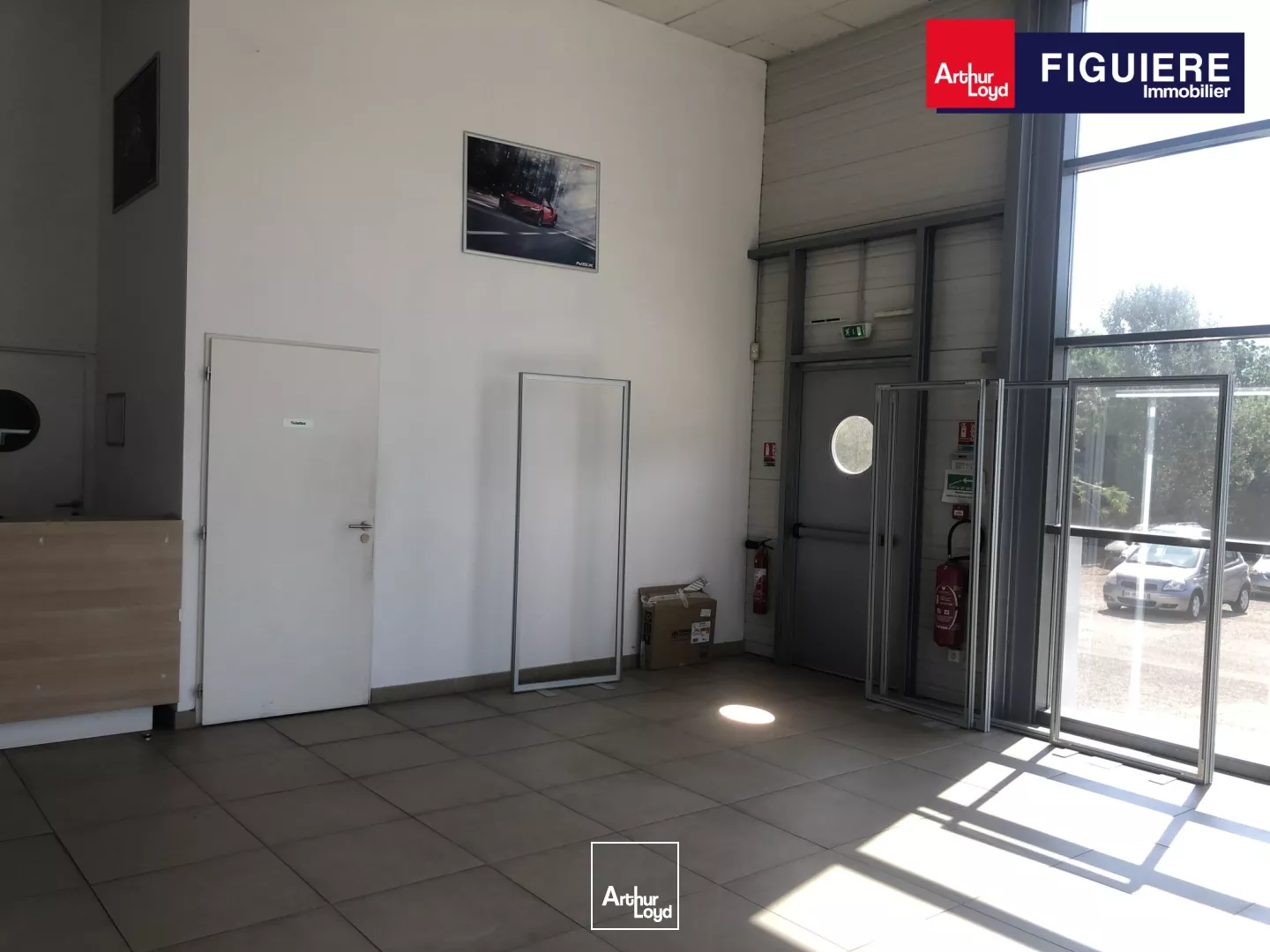 Local commercial avec grand showroom à louer au bord de la D113 Salon de Provence