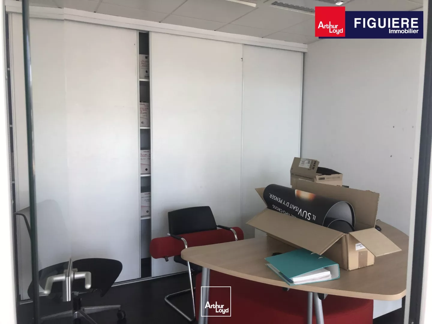 Local commercial avec grand showroom à louer au bord de la D113 Salon de Provence