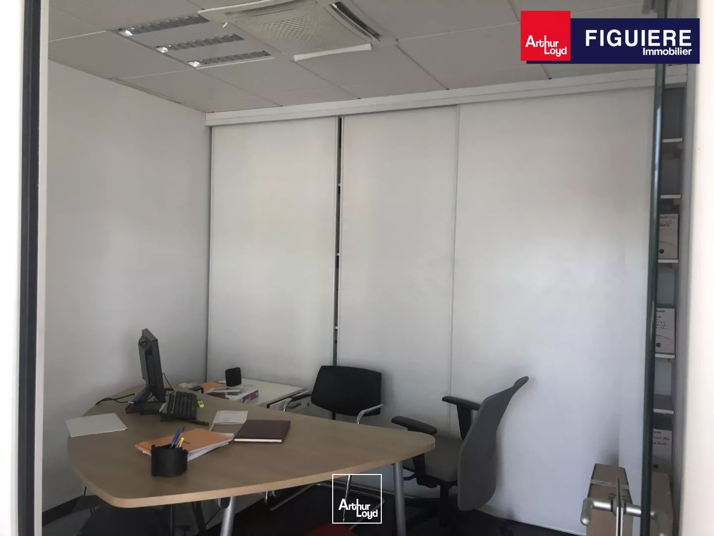 Local commercial avec grand showroom à louer au bord de la D113 Salon de Provence