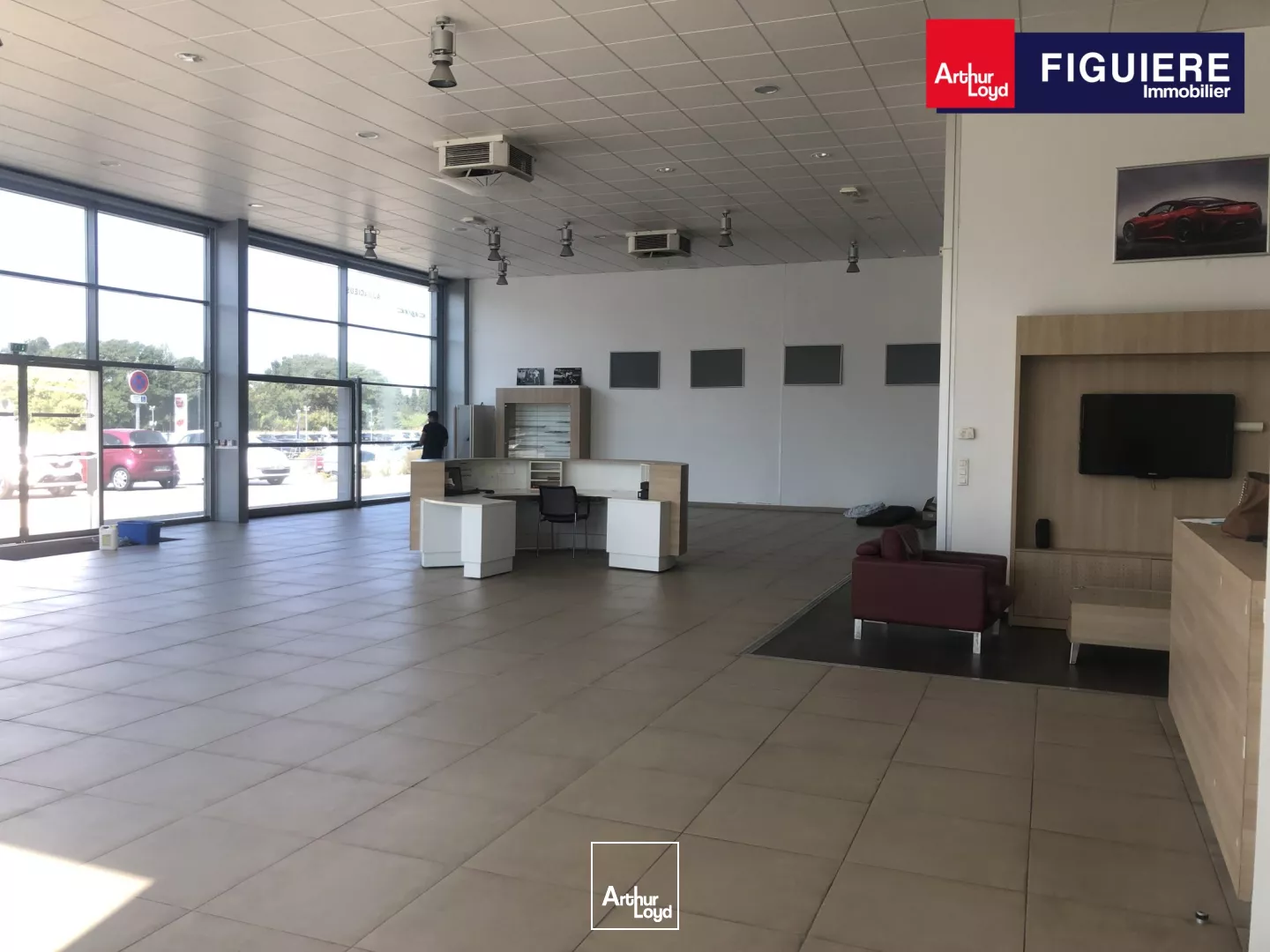 Local commercial avec grand showroom à louer au bord de la D113 Salon de Provence