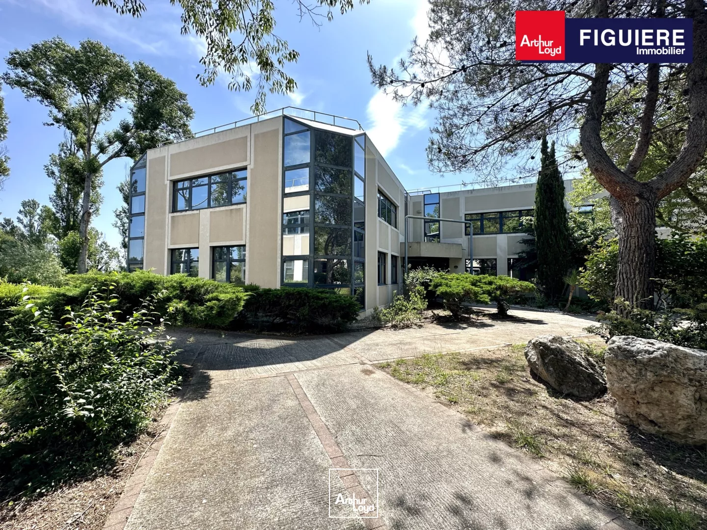 ENVIRONNEMENT AGRÉABLE ET BOISÉ, BUREAUX RÉNOVÉS