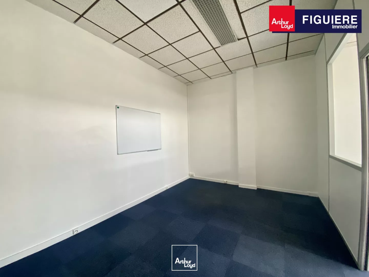 BUREAUX AVEC PARKING EN PIED D'IMMEUBLE AVEC ENSEIGNE