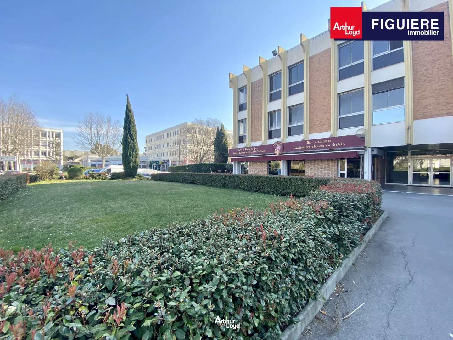 BUREAUX AVEC PARKING EN PIED D'IMMEUBLE AVEC ENSEIGNE