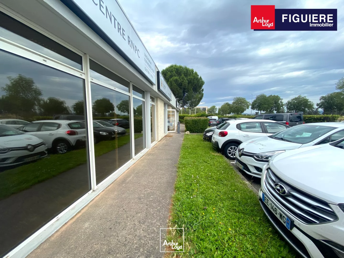 Bureaux a louer en RDC avec visibilité de la D9 et parking 