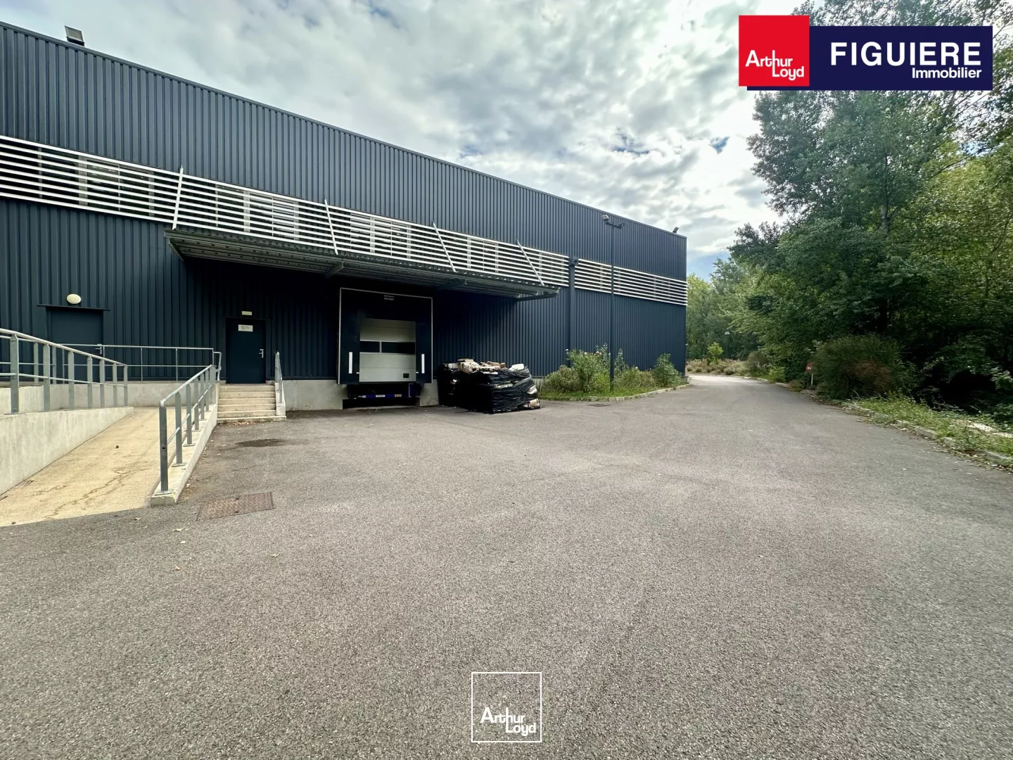 Entrepôt à qui à LOUER sur le Pole d'Activités AIX EN PROVENCE