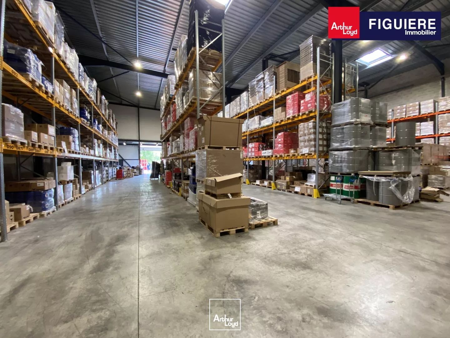 Entrepôts avec grande hauteur et bureaux à LOUER sur AIX EN PROVENCE