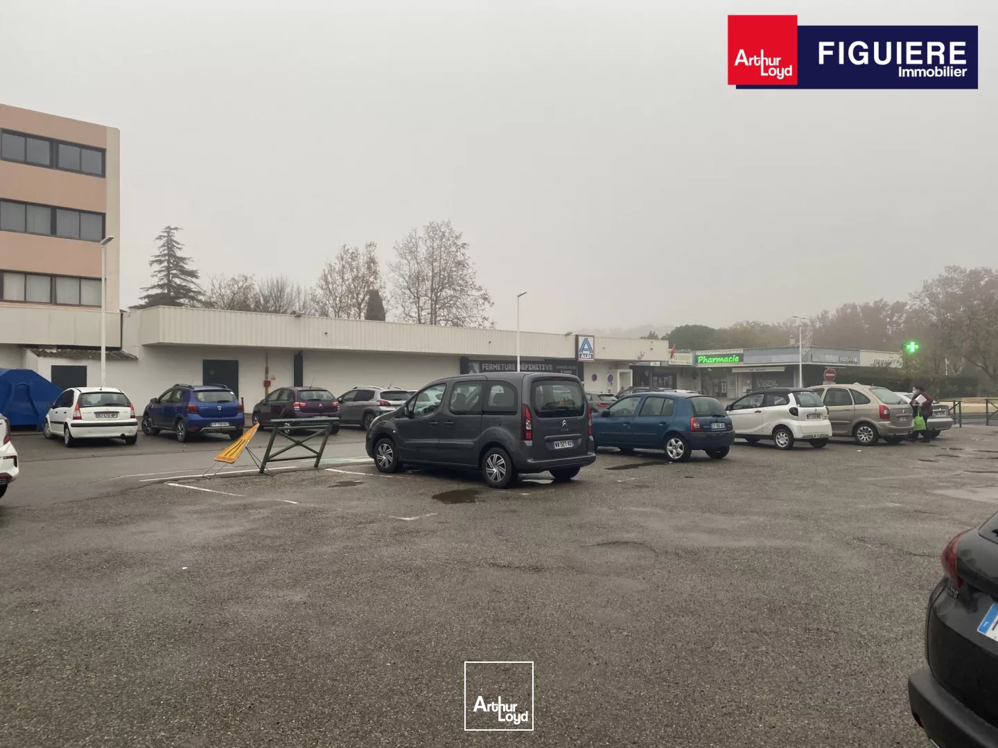 Local commercial 687m² à louer SAINT MARTIN DE CRAU 