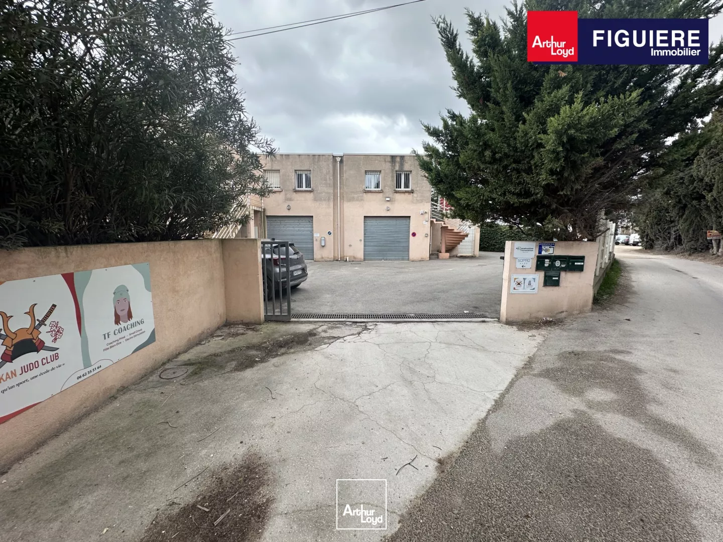 BUREAUX CLOISONNÉS EN BON ÉTAT MARIGNANE