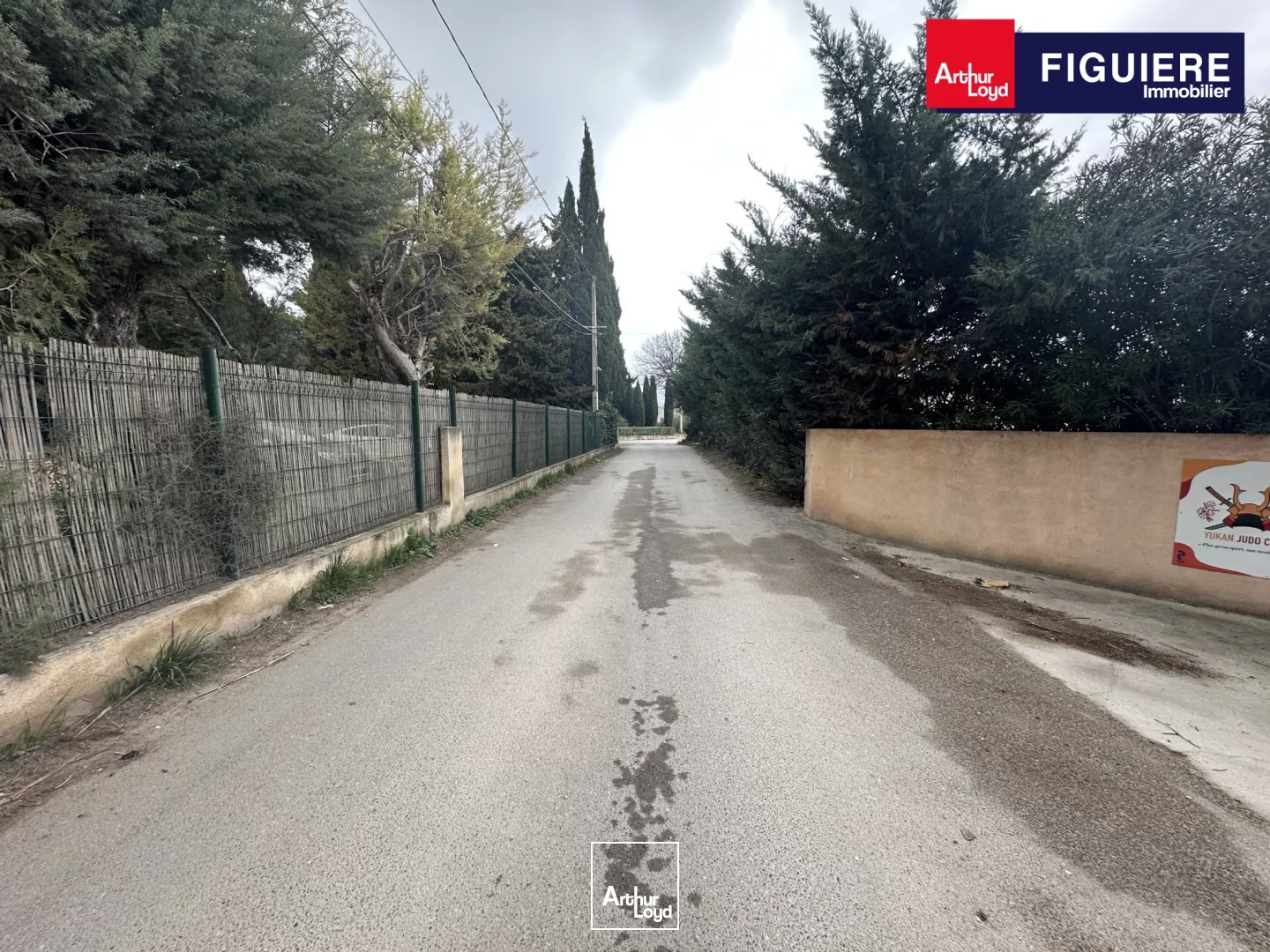 BUREAUX CLOISONNÉS EN BON ÉTAT MARIGNANE