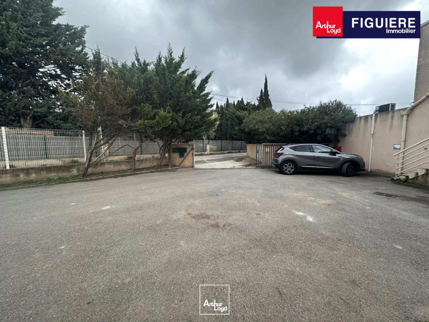 BUREAUX CLOISONNÉS EN BON ÉTAT MARIGNANE