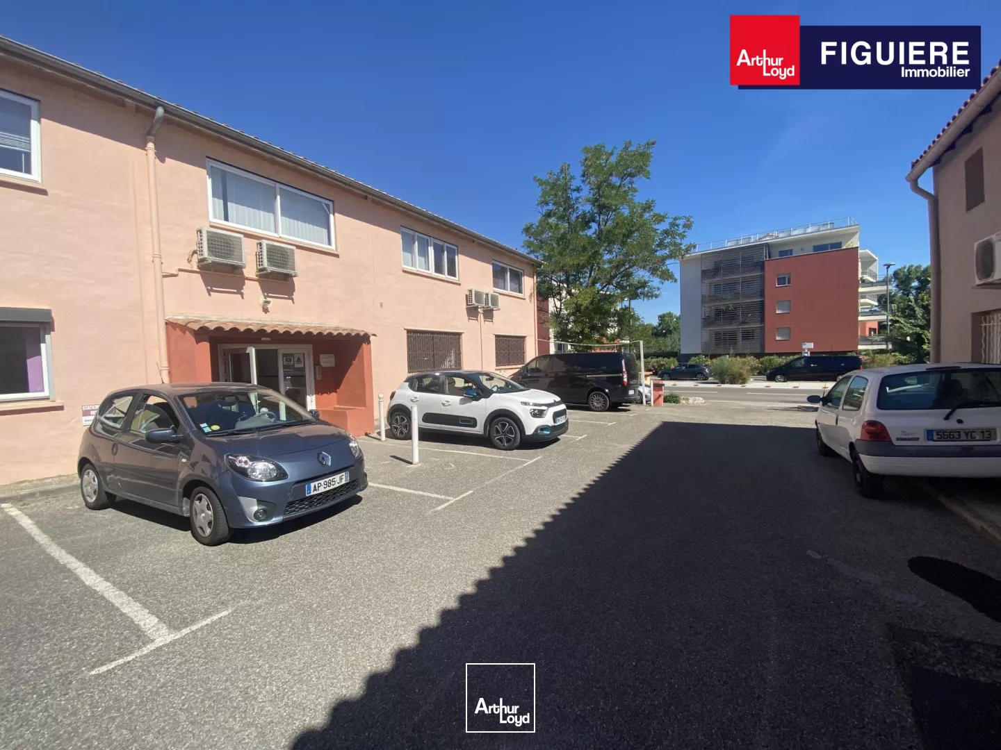 BUREAUX CLOISONNÉS AVEC PARKING À PONT DE L'ARC