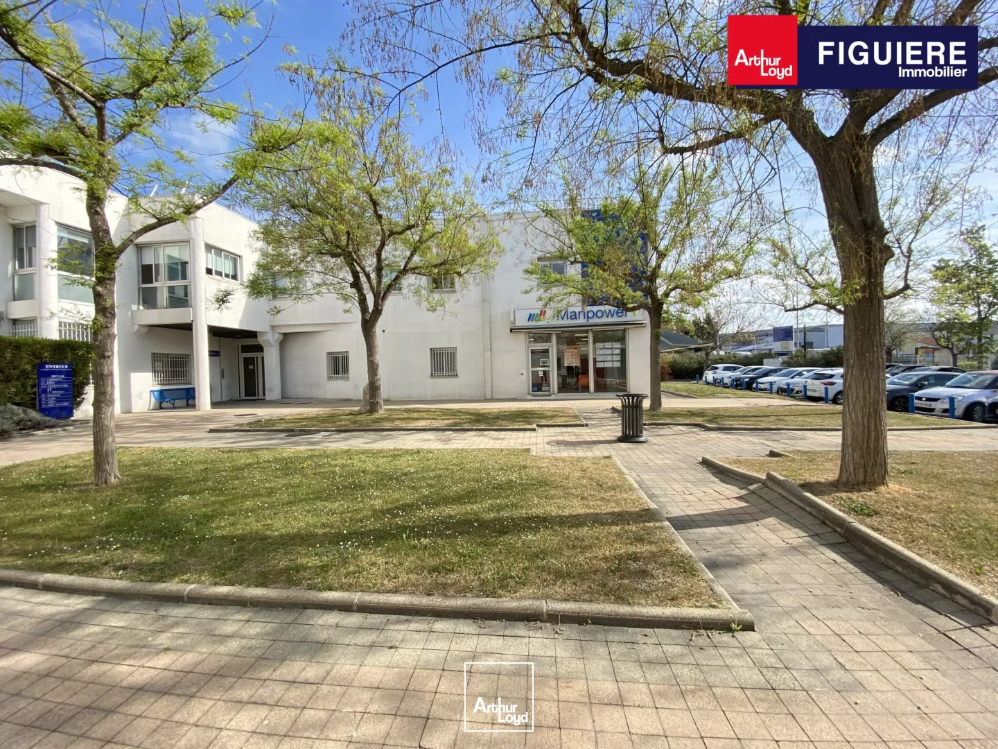 SURFACE EN RDC AVEC ENSEIGNE ET PLACES DE PARKING COMMUNES