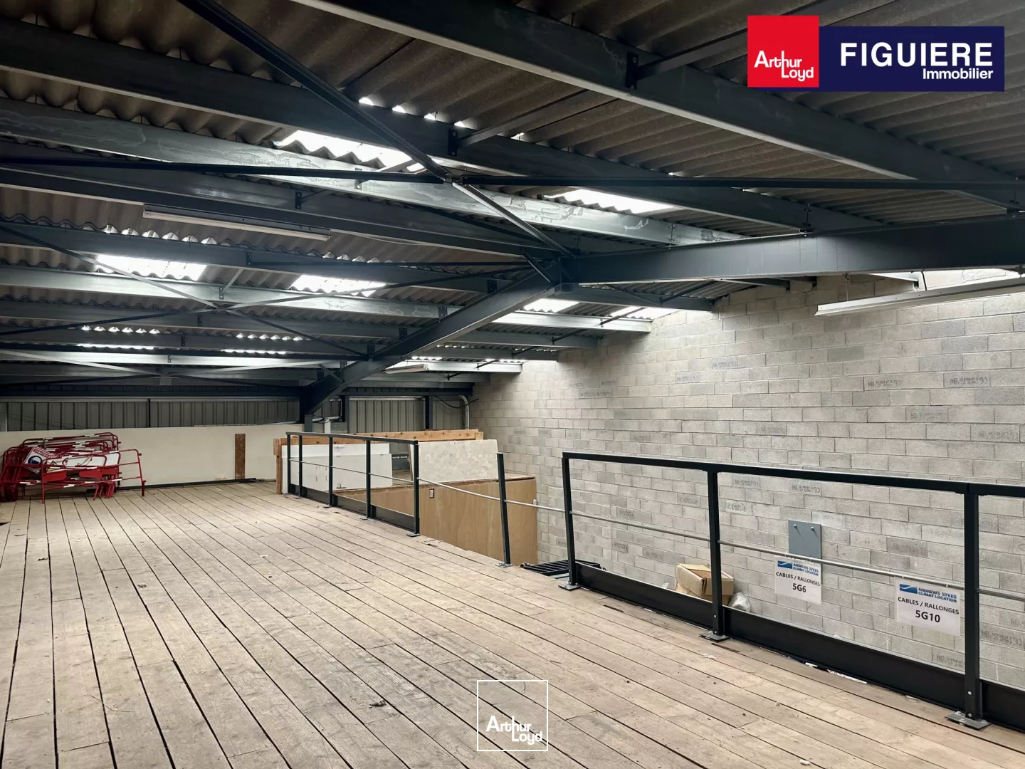 Local d'activités avec grand parking à LOUER sur SAINT CANNAT.