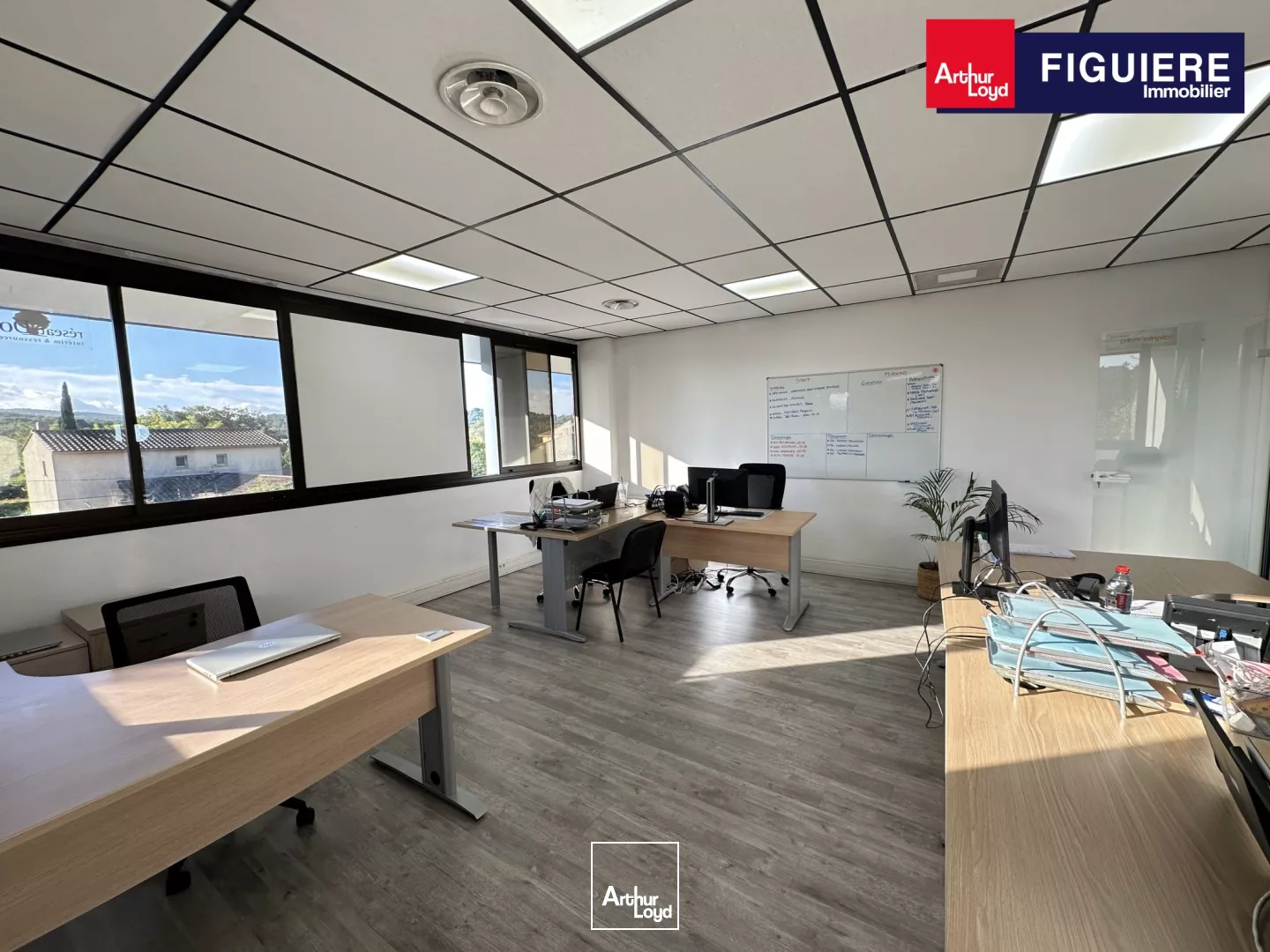 BUREAUX EN BON ÉTAT À LOUER AVEC PARKING EN PÉRIPHÉRIE D'AIX