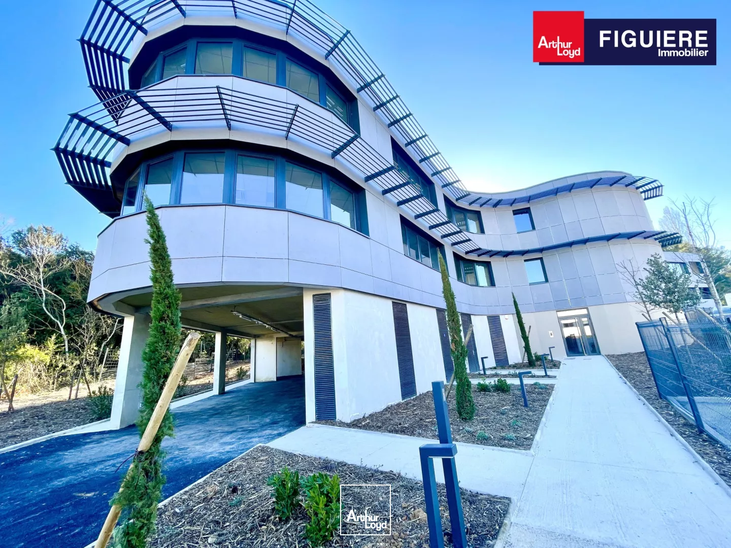 Rare à la location dans le Pôle d'activités: un immeuble neuf avec de belles prestations.