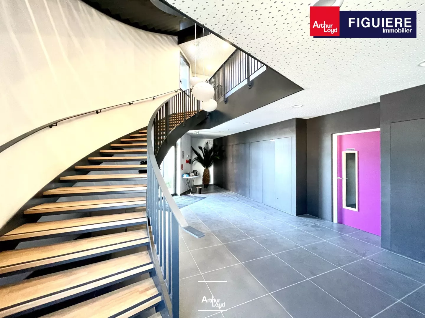 Rare à la location dans le Pôle d'activités: un immeuble neuf avec de belles prestations.