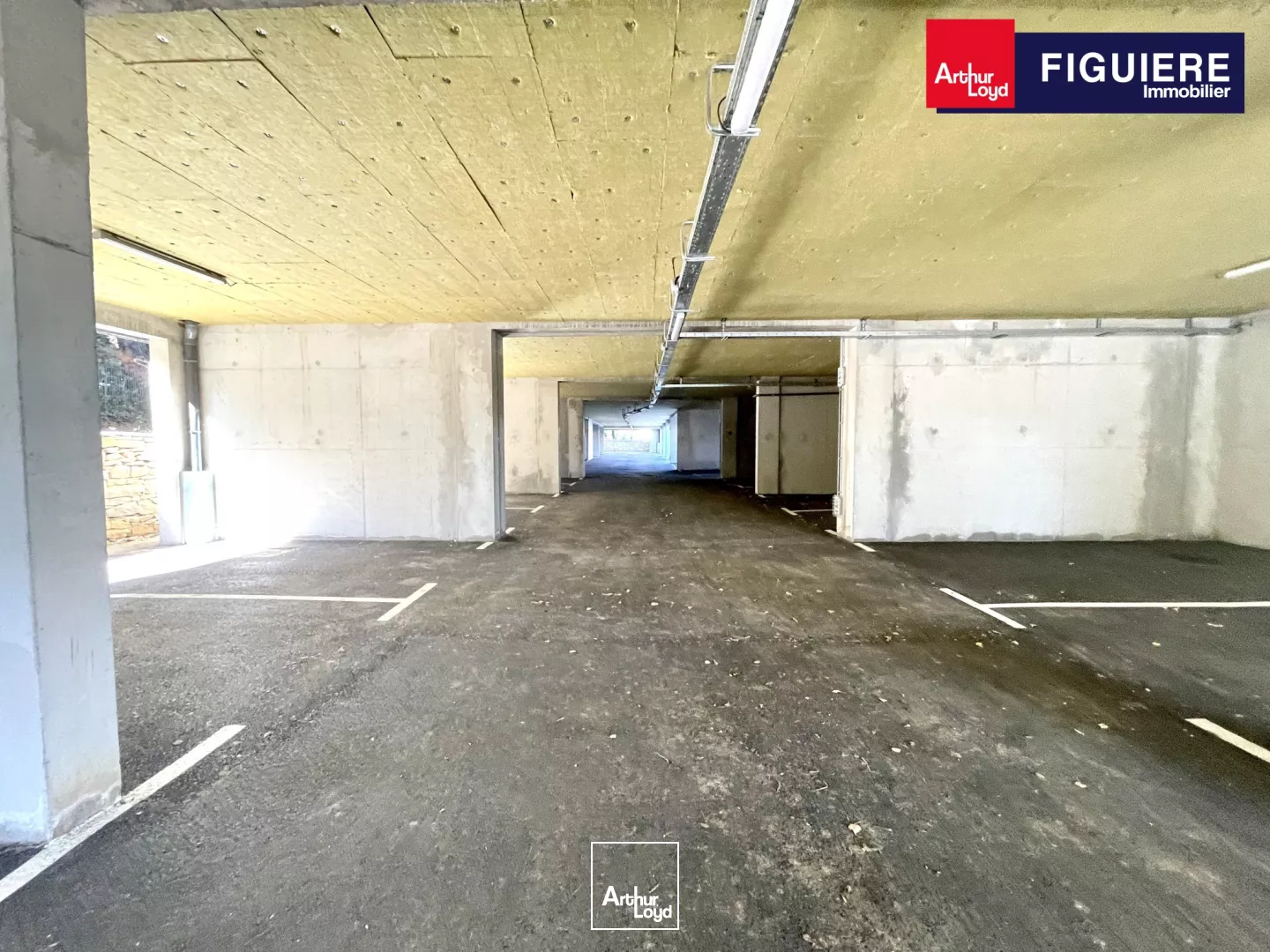 Rare à la location dans le Pôle d'activités: un immeuble neuf avec de belles prestations.