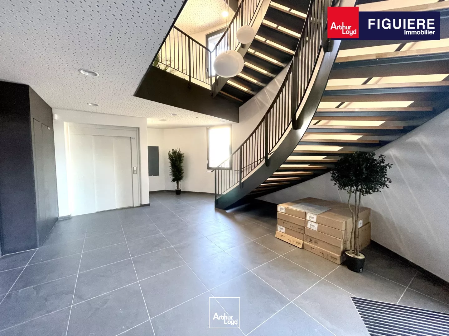 Rare à la location dans le Pôle d'activités: un immeuble neuf avec de belles prestations.