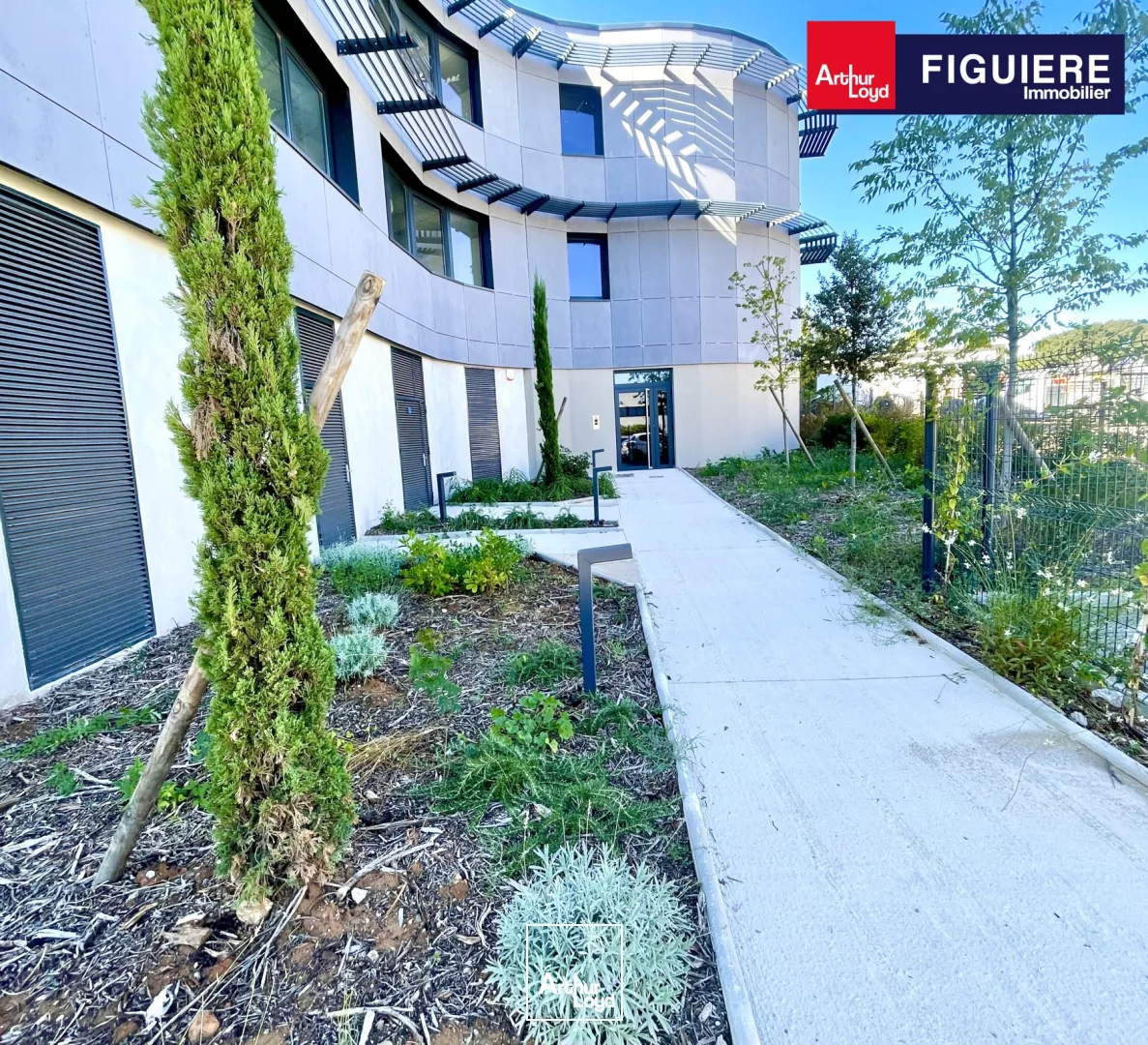 Rare à la location dans le Pôle d'activités: un immeuble neuf avec de belles prestations.