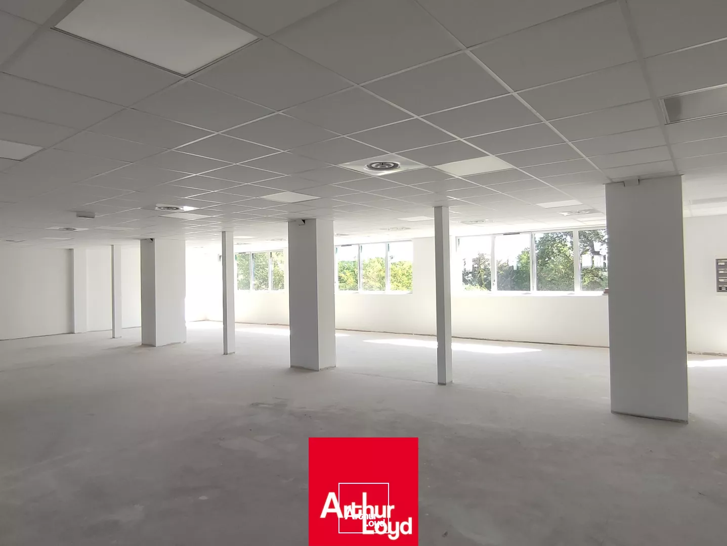 Surface de bureaux à louer à Villefranche sur Saône, accès PMR, parking.