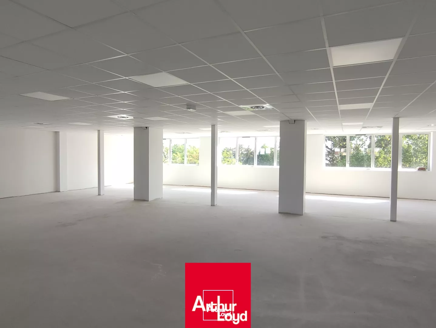 Bureaux lumineux neufs à louer à Villefranche sur Saône, accès PMR, visibilité autoroute.