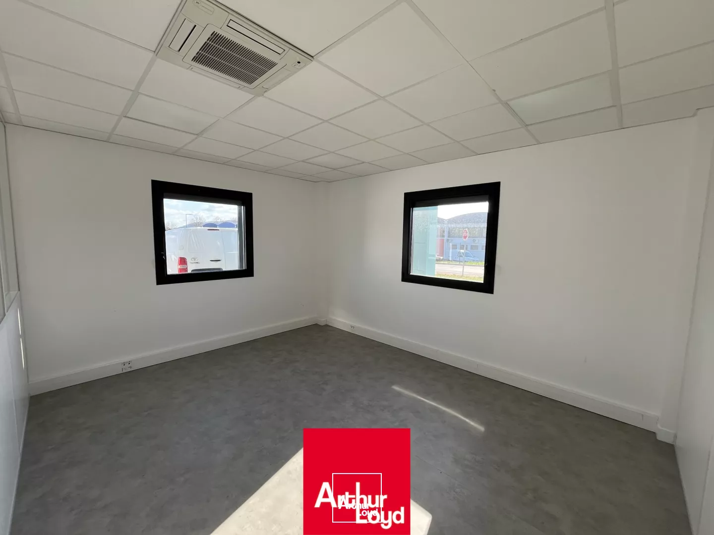 A louer - LOCAL D'ACTIVITE a378 m2 - GENAY