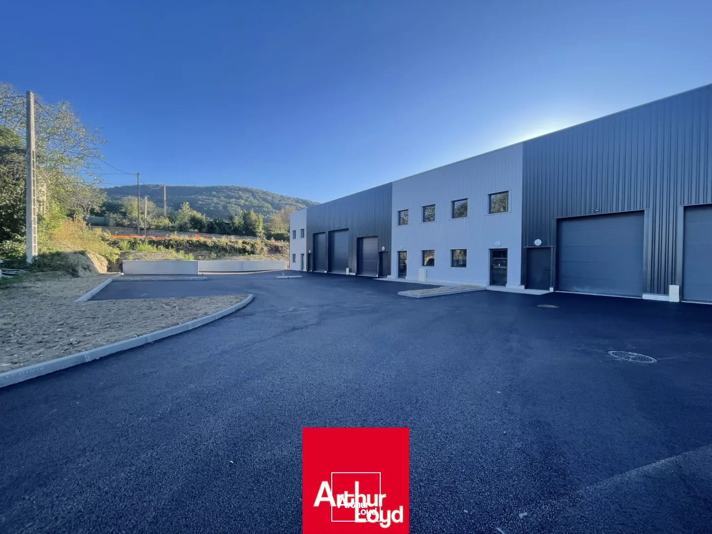 Proche A89 - Tarare : A vendre | locaux d'activité 