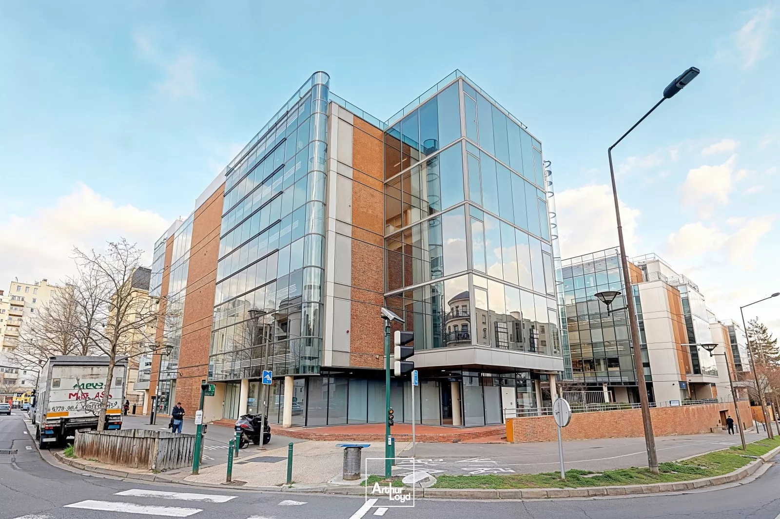 BOMA - SURESNES - VUE SUR SEINE - BUREAUX CONTEMPORAINS