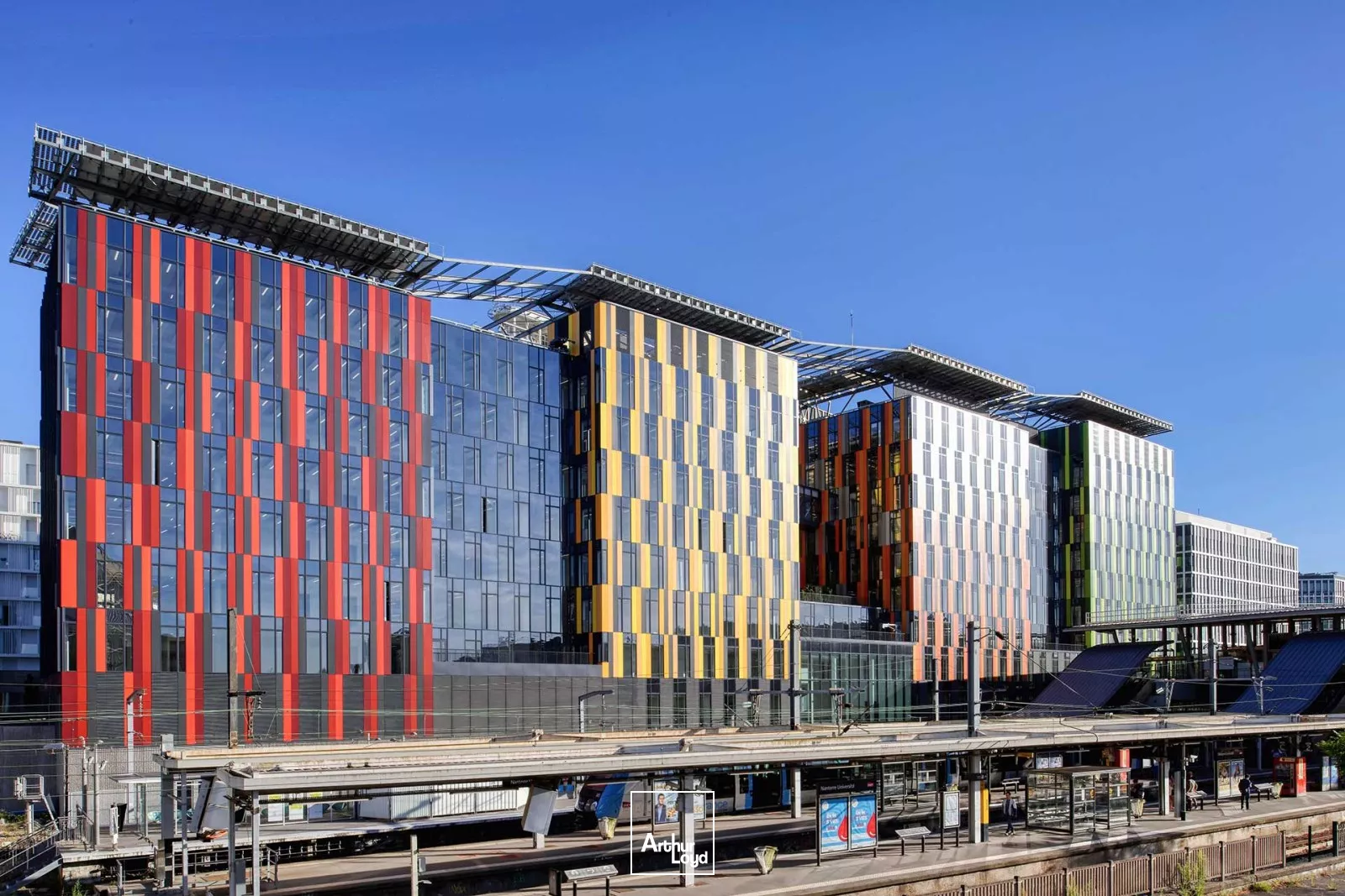 Bureaux neufs et très lumineux - Nombreux services de qualité - RER A au pied de l'immeuble - Green Office