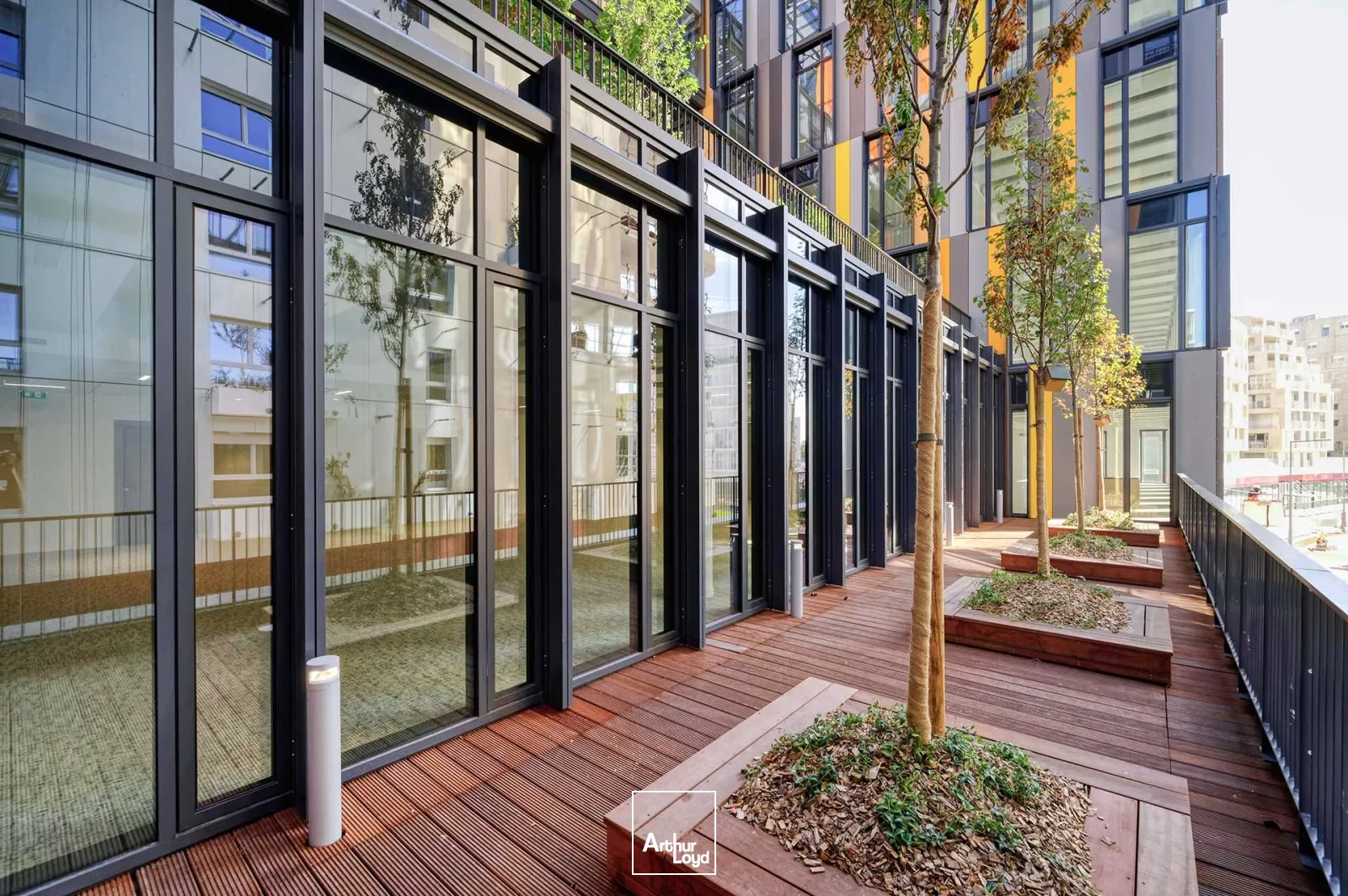 Bureaux neufs et très lumineux - Nombreux services de qualité - RER A au pied de l'immeuble - Green Office