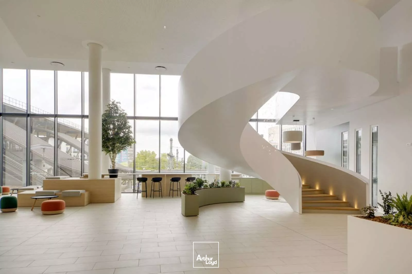 Bureaux neufs et très lumineux - Nombreux services de qualité - RER A au pied de l'immeuble - Green Office