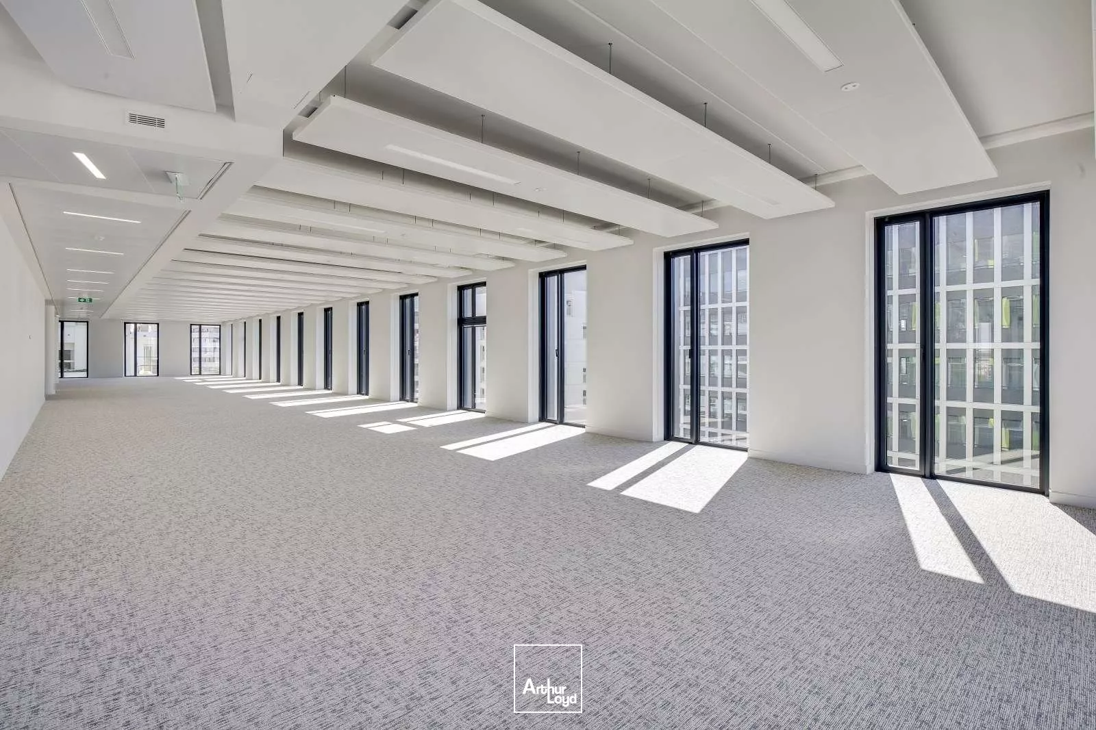 Bureaux neufs et très lumineux - Nombreux services de qualité - RER A au pied de l'immeuble - Green Office