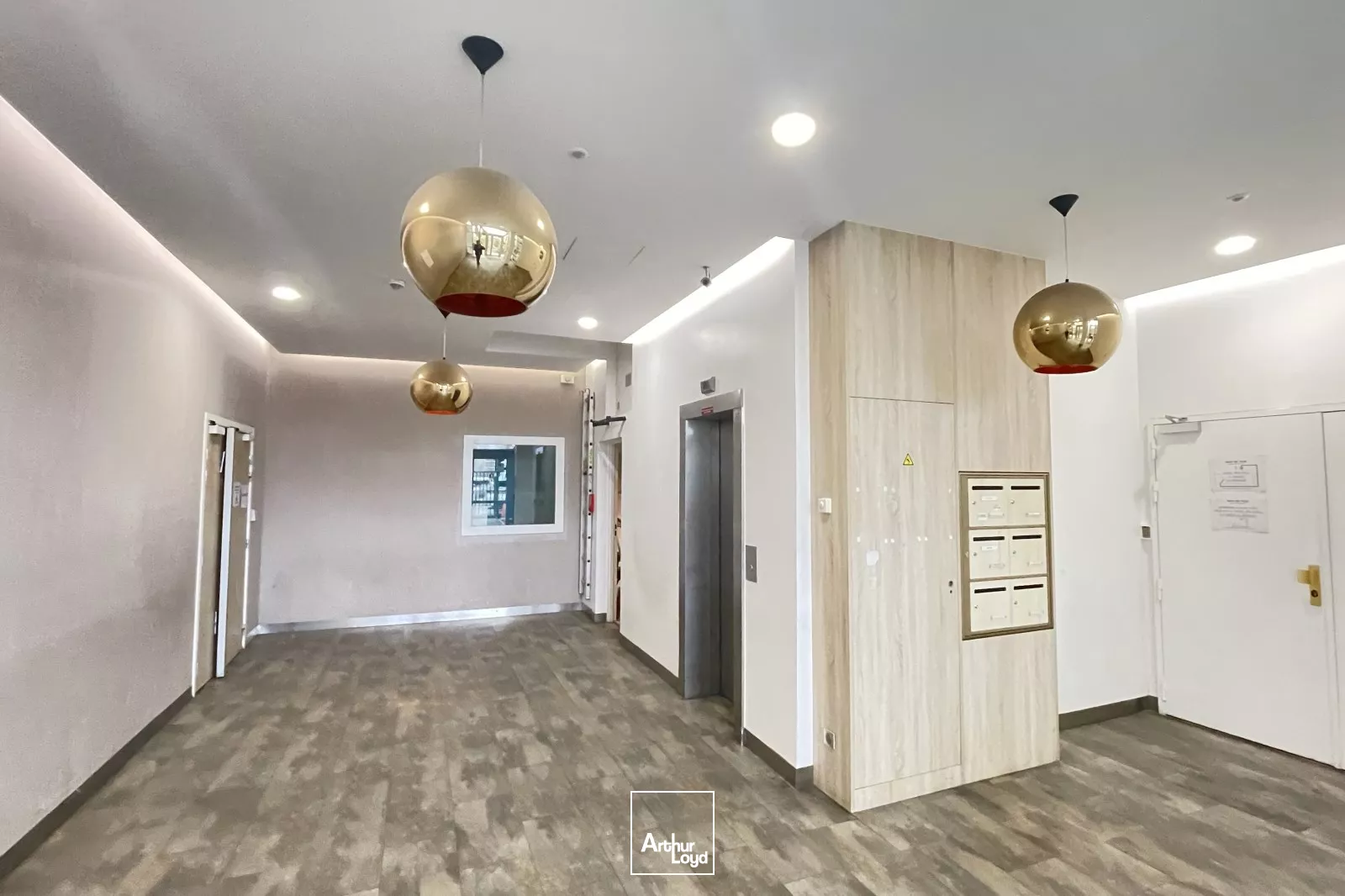 ACTIVITE TERTIAIRE - ST CLOUD - A VENDRE - PROCHE TRANSPORTS