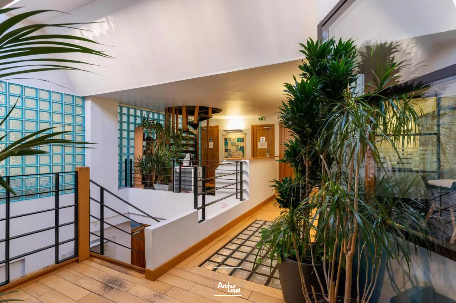 LEVALLOIS PERRET - PROCHE METRO - BUREAUX ATYPIQUES A VENDRE