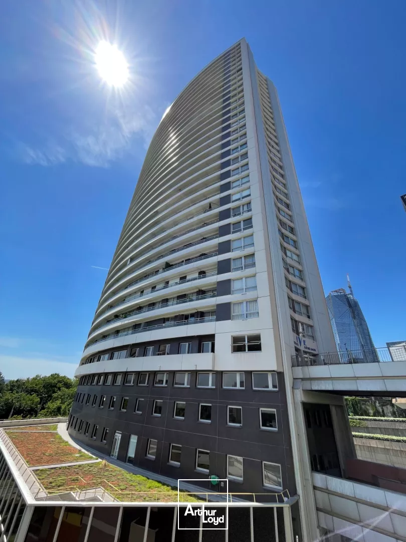 Bureaux avec terrasse à acquérir - Accès direct au Parvis de la Défense - Belle opportunité