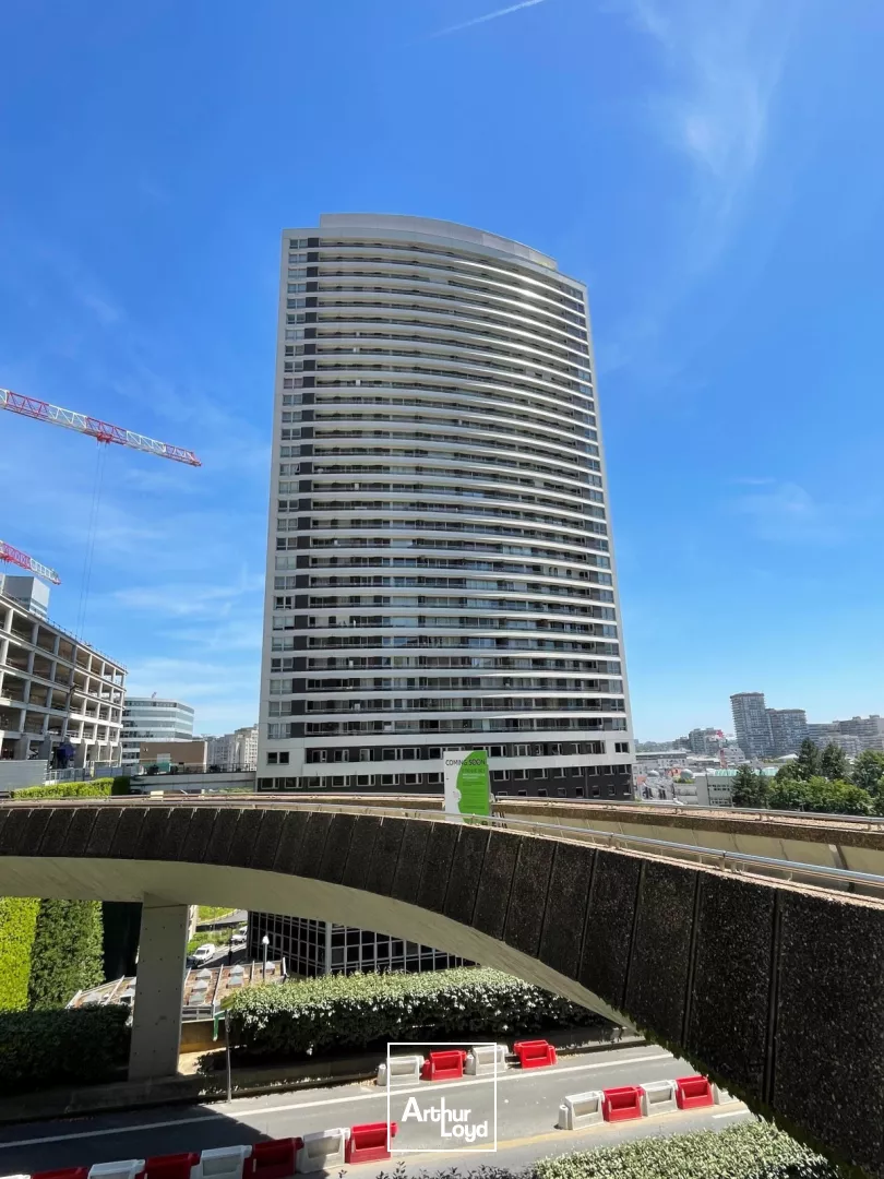 Bureaux avec terrasse à acquérir - Accès direct au Parvis de la Défense - Belle opportunité