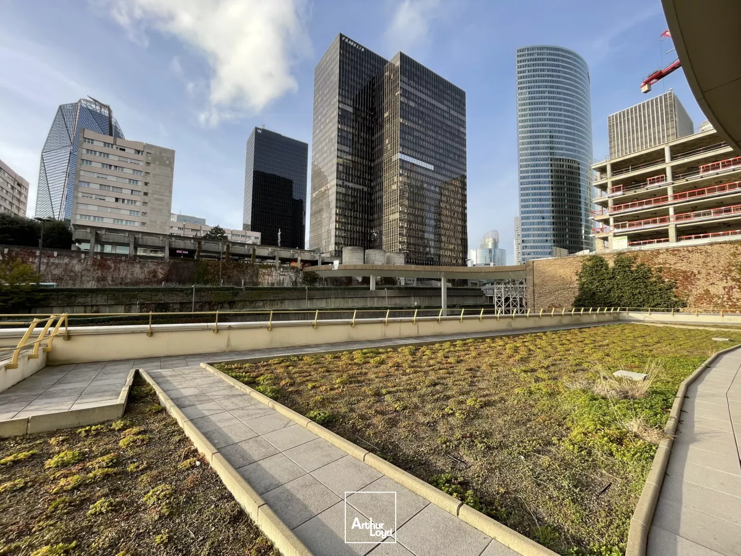 Bureaux avec terrasse à acquérir - Accès direct au Parvis de la Défense - Belle opportunité