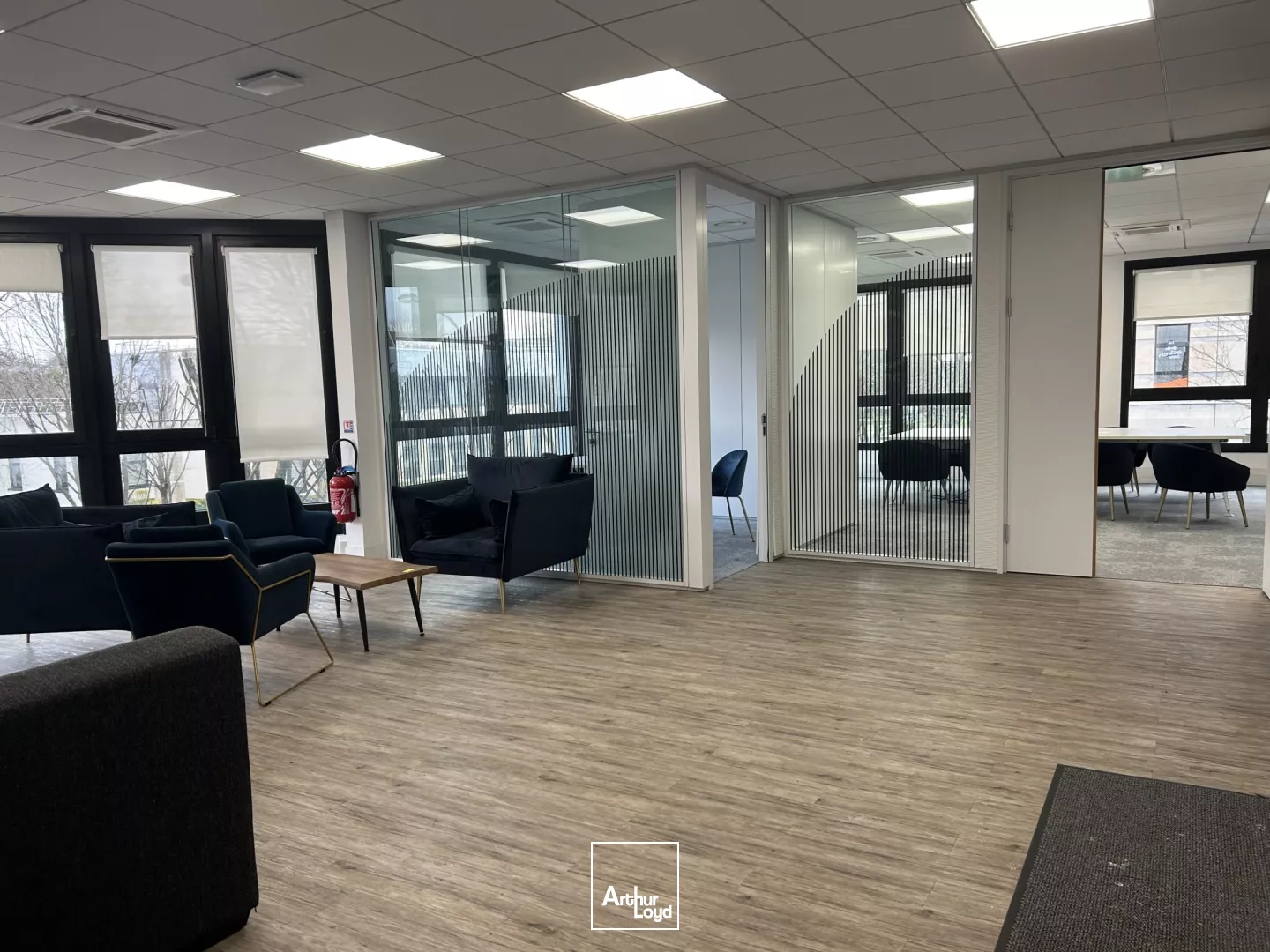 Bureaux à vendre à Gennevilliers - Parfait état avec extérieur privatif et parkings - Au pied du RER C