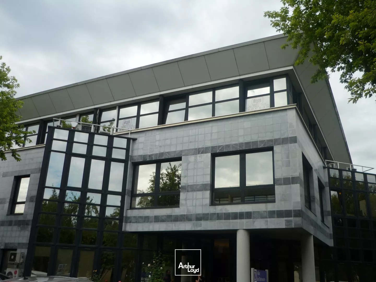 Bureaux à vendre à Gennevilliers - Parfait état avec extérieur privatif et parkings - Au pied du RER C