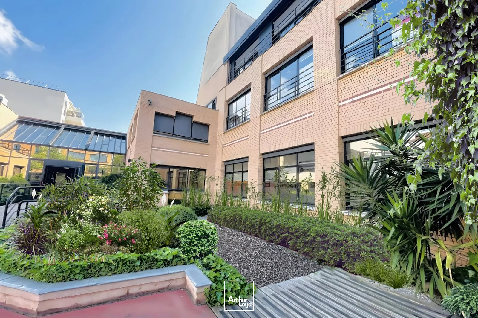 Immeuble indépendant avec cour intérieure, à vendre à Suresnes