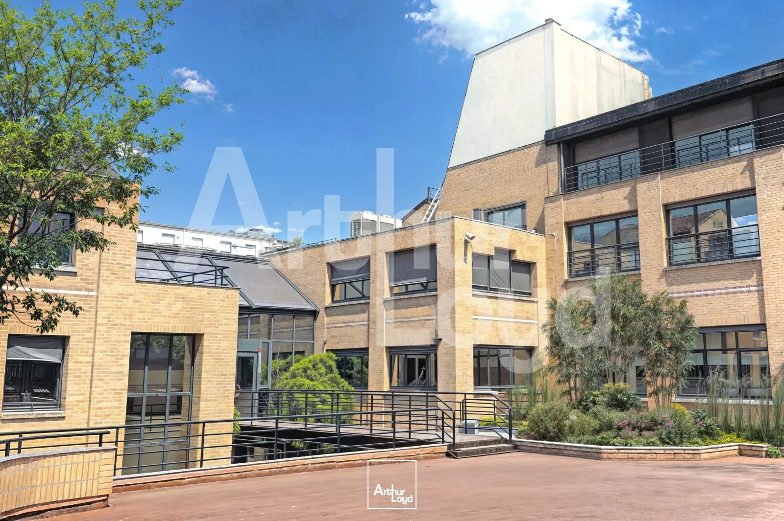 Immeuble indépendant avec cour intérieure, à vendre à Suresnes