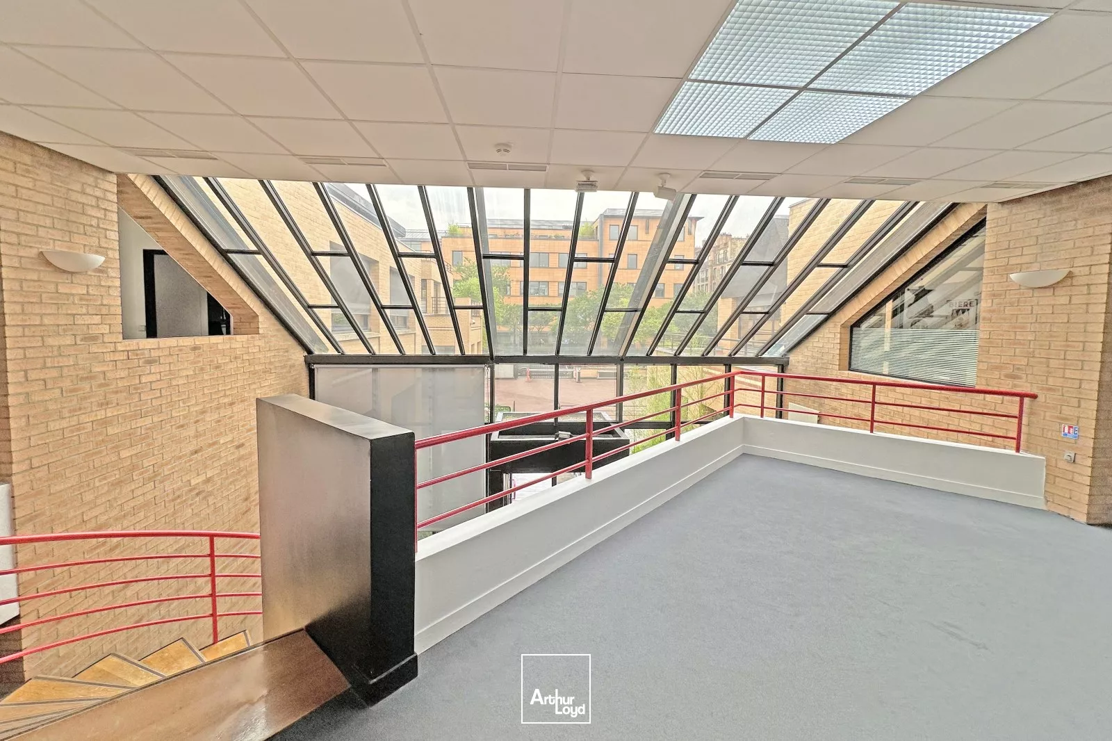 Immeuble indépendant avec cour intérieure, à vendre à Suresnes